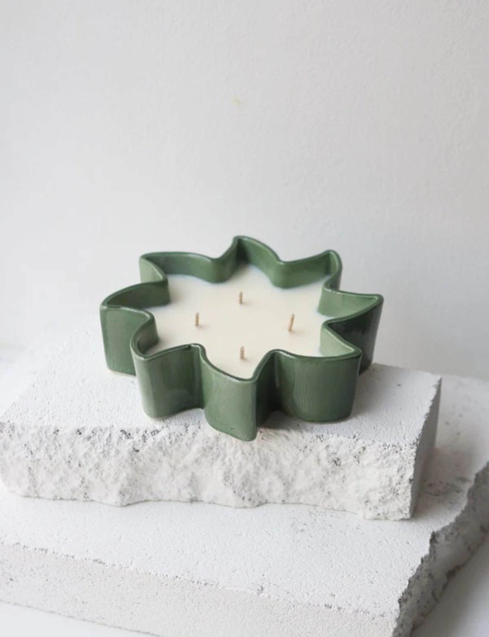 bougie artisanale en forme de soleil