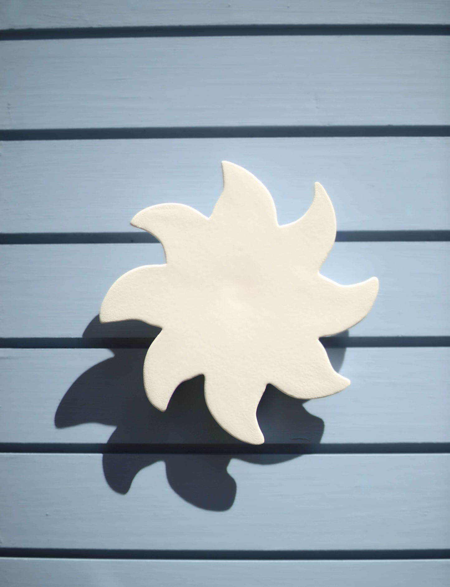 soleil à accrocher au mur en céramique couleur blanche minéral