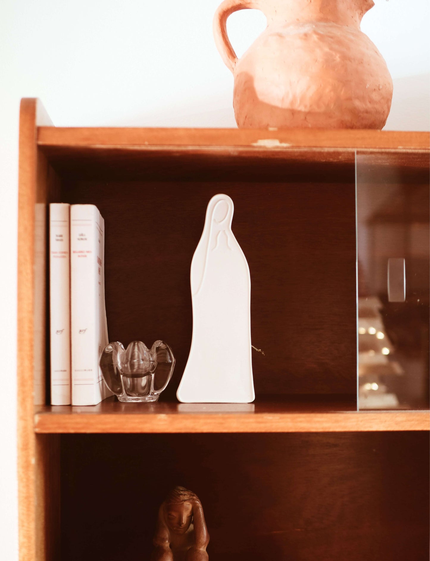 statue vierge marie murale blanche