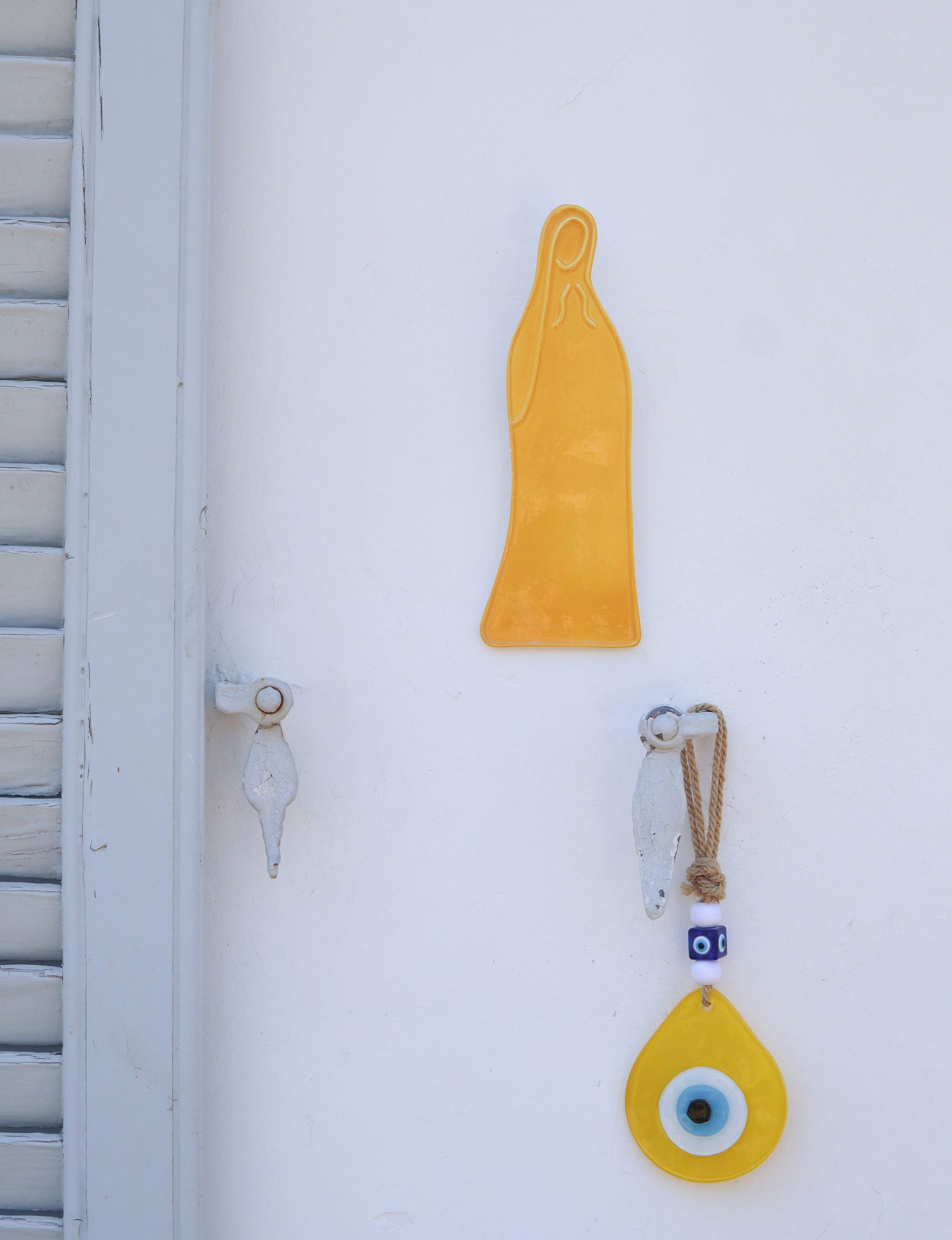 statue vierge marie pop jaune à accrocher au mur 